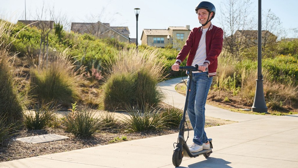 Ninebot Kickscooter E2 na samokate.jpg